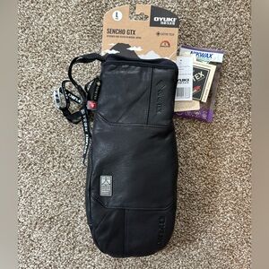 Oyuki GORE-TEX Black Leather Mittens with Primaloft Insulation